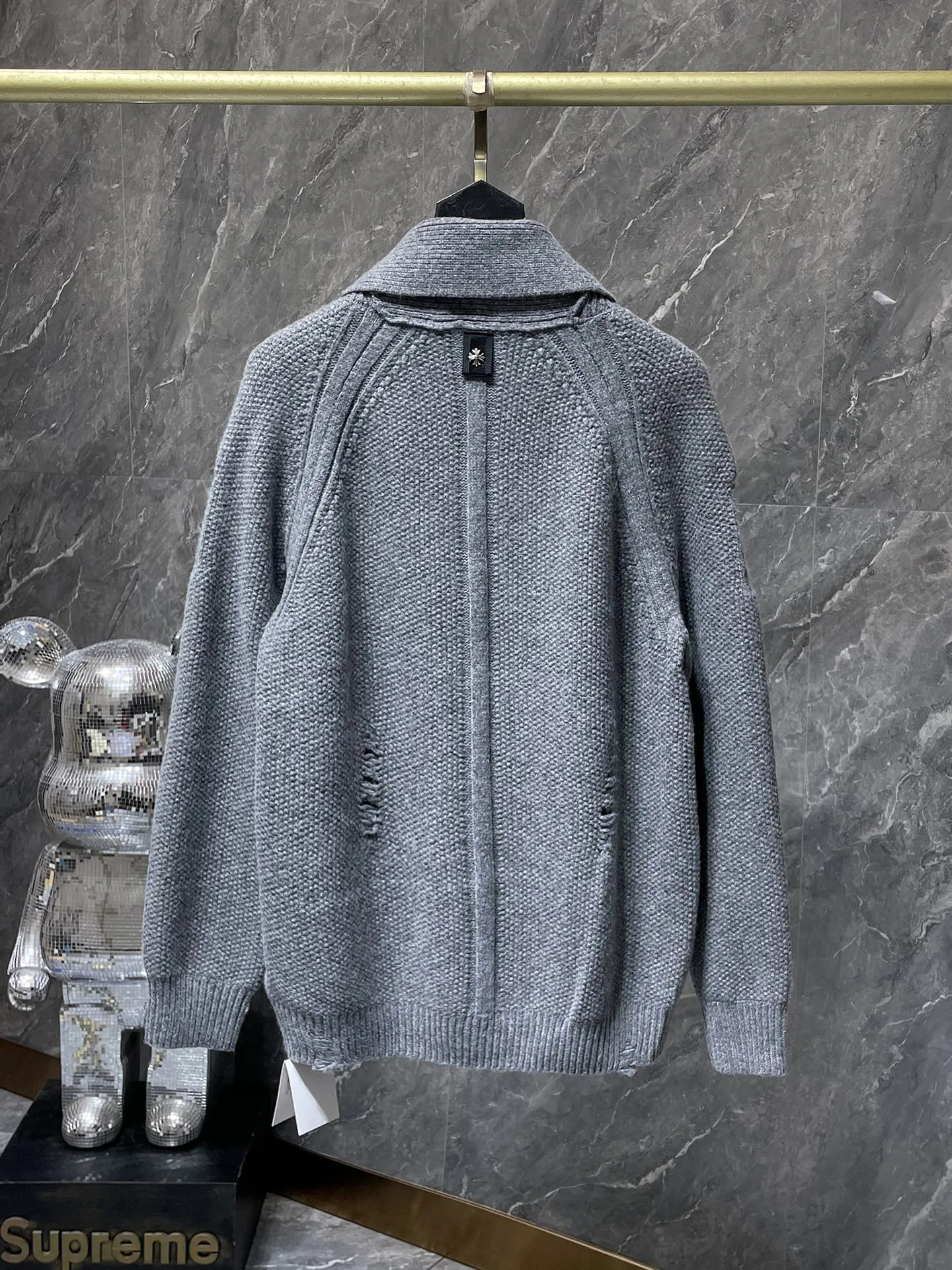 P296 Chrome Hearts sweater series Banana collar wool and leather silver button cardigan Single-breasted placket design All made of leather webbing Customized Chrome Hearts hardware buttons ➕ Leather logo embroidery on the chest Selected high-quality wool and 100% pure cotton knitted fabrics Not the ordinary version on the market! ! Recommended colors: black, white, gray Size: S, M, L, XL